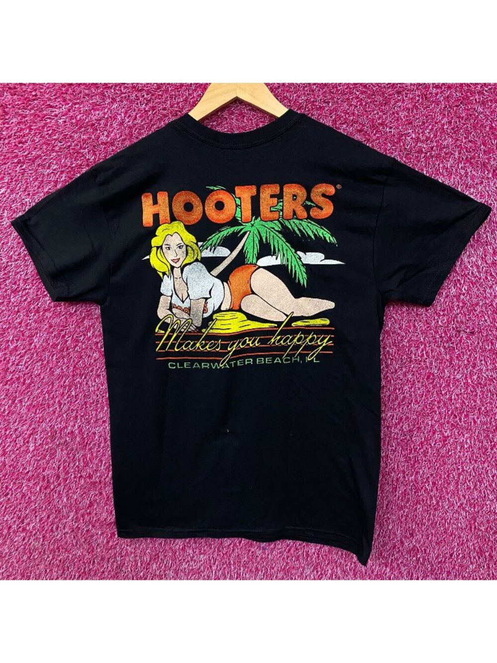 Hooters "Makes You Happy" Clearwater Beach Graphic T-shirt Medium